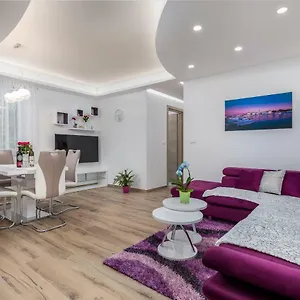 Apartment R & Z-brand New Family With A Spacious Yard, Fažana